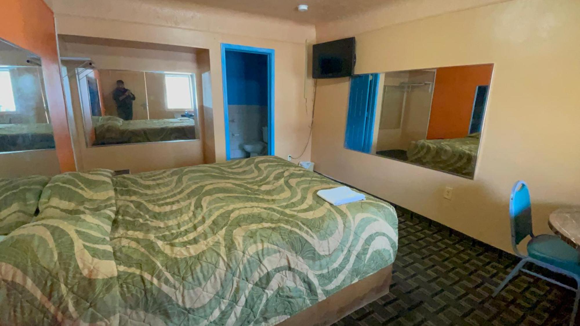 Deluxe Inn Motel Detroit Bagian luar foto