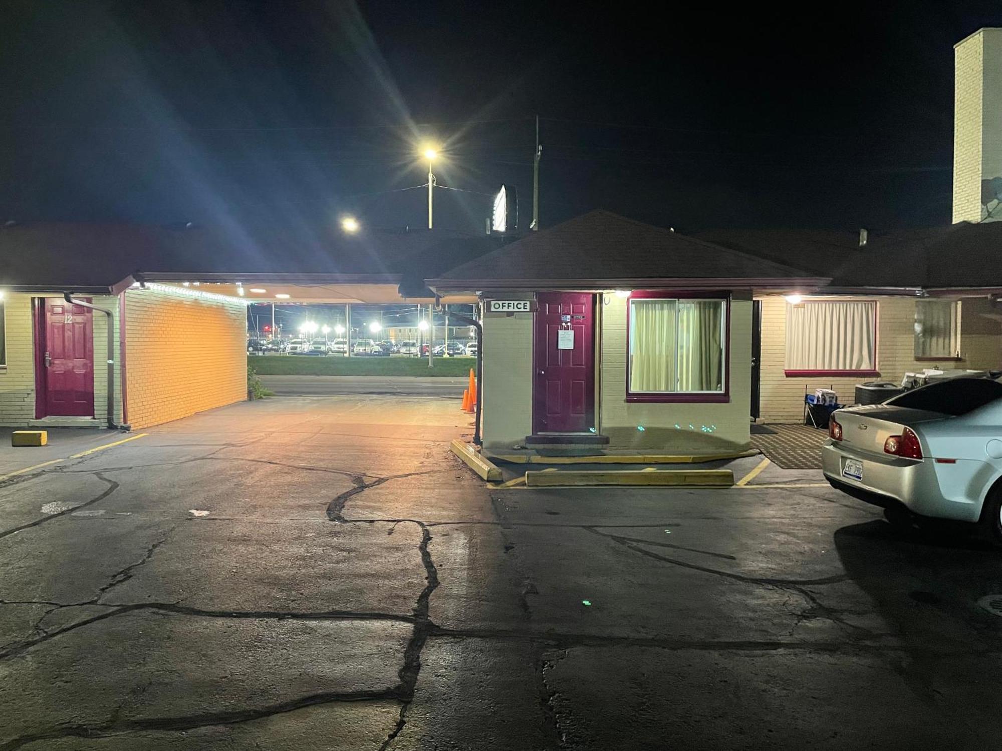 Deluxe Inn Motel Detroit Bagian luar foto