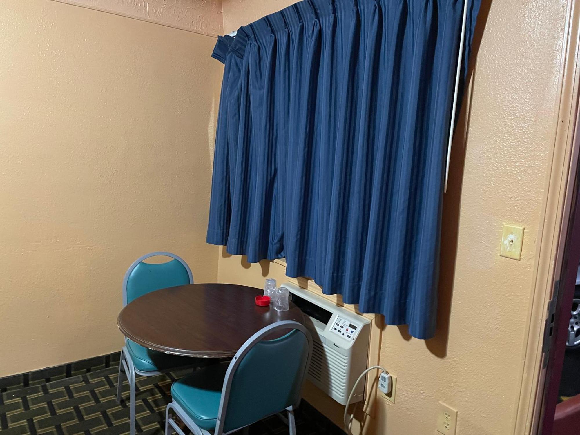 Deluxe Inn Motel Detroit Bagian luar foto